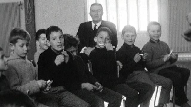 Les écoliers valaisans apprennent à bien se brosser les dents, 1963. [RTS]