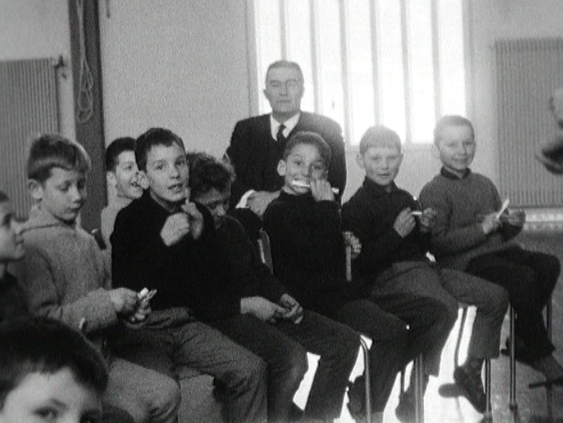 Les écoliers valaisans apprennent à bien se brosser les dents, 1963. [RTS]