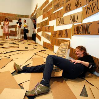 "Laughing Hole", en 2006, une performance de La Ribot à Art Unlimited Basel. [Keystone - Georgios Kefalas]