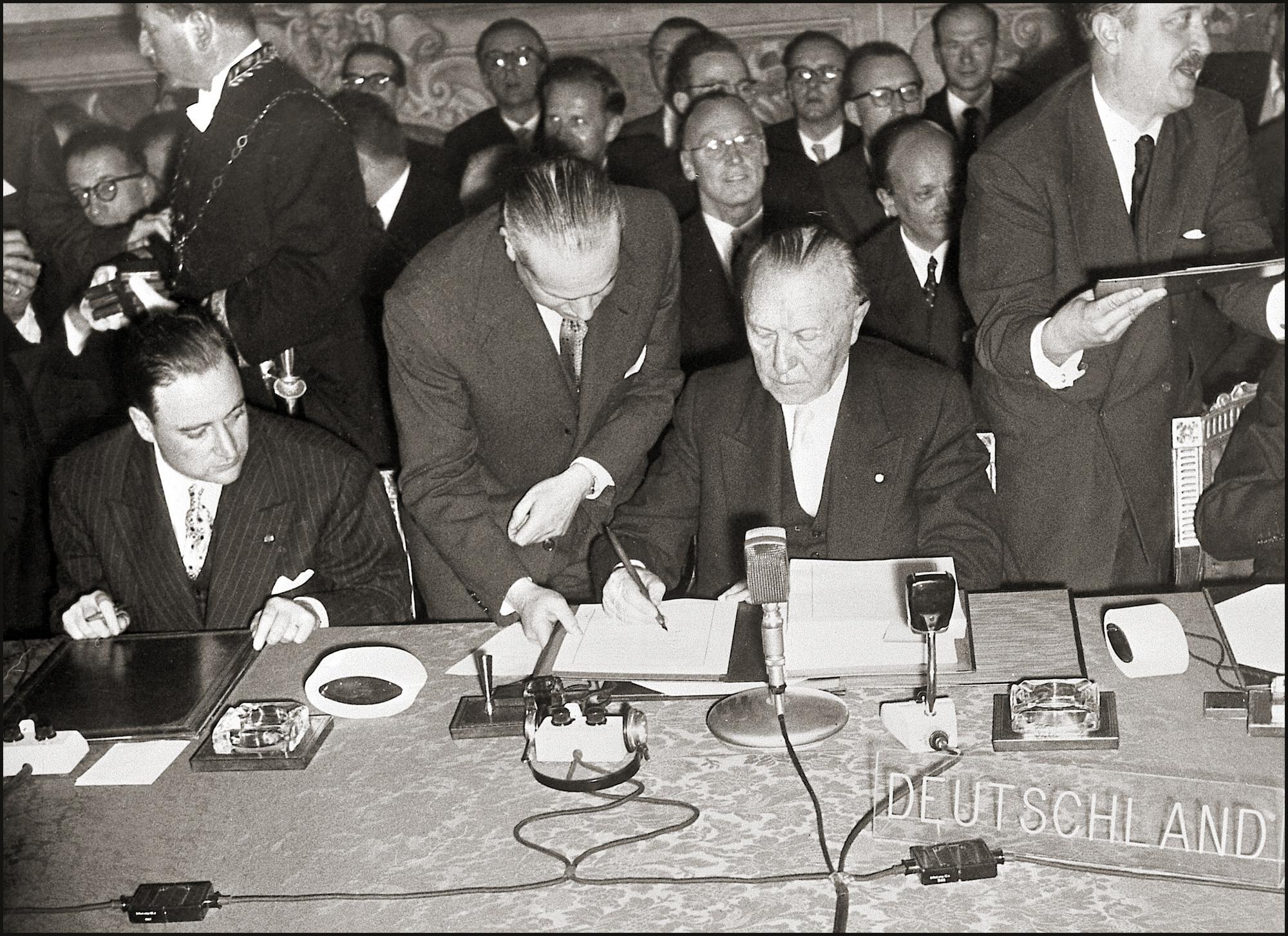 Sur la photo, le chancelier allemand Adenauer signe le Traité de Rome. [AFP - Farabola/Leemage]