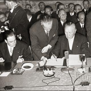 Sur la photo, le chancelier allemand Adenauer signe le Traité de Rome. [AFP - Farabola/Leemage]