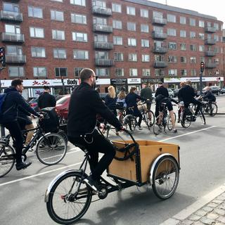 Un flot incessant de cyclistes se déverse du matin au soir sur les grandes pistes cyclables de Copenhague. [RTS - Alexandra Richard]