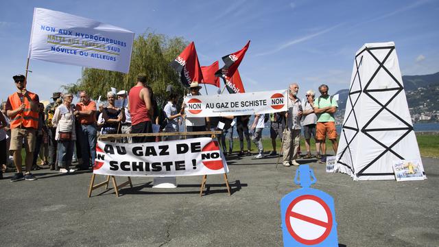 Manifestation contre les forages d'hydrocarbures à Villeneuve, 03.09.2016. [Keystone - Laurent Gilliéron]