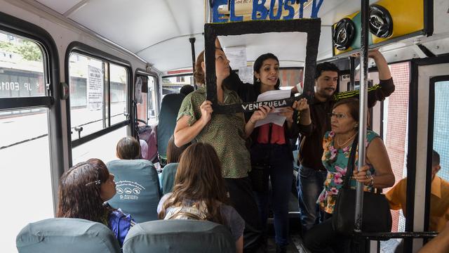 Laura Castillo, Gabriela Fernandez et Dereck Blanco présentent un téléjournal en direct dans un bus de Caracas. [AFP - Luis Robayo]