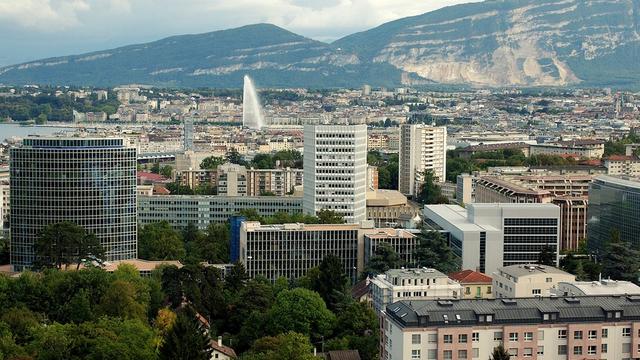 Selon l’étude de l'EPFL, les Genevois ont un profil de mobilité "compactophile", tourné vers la ville. [Keystone - Martial Trezzini]