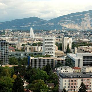 Selon l’étude de l'EPFL, les Genevois ont un profil de mobilité "compactophile", tourné vers la ville. [Keystone - Martial Trezzini]