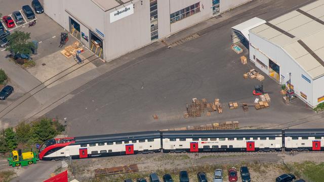 Une vue aérienne de l'usine Bombardier et d'un train CFF jeudi 13 août 2015 à Villeneuve. [KEYSTONE - Maxime Schmid]