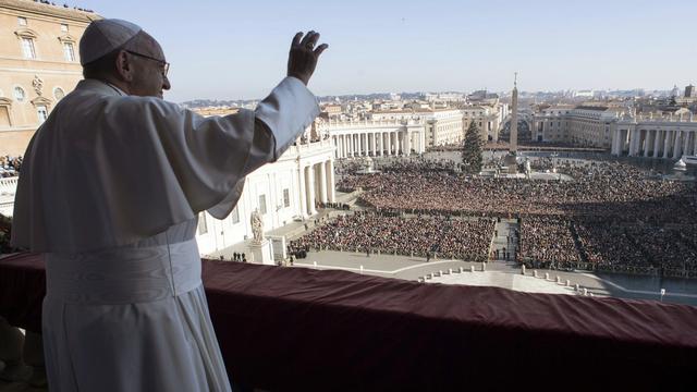 Le pape François lors de son message de Noël lundi à Rome. [AP/Keystone - L'Osservatore Romano]