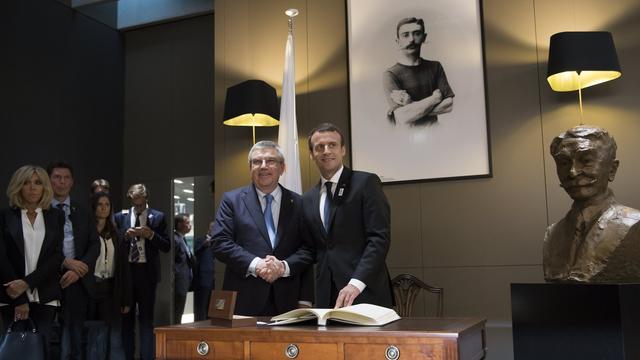 Le président français Emmanuel Macron avec le président du Comité international olympique Thomas Bach au Musée Olympique à Lausanne, ce lundi 10 juillet 2017. [Keystone - JEAN-CHRISTOPHE BOTT]