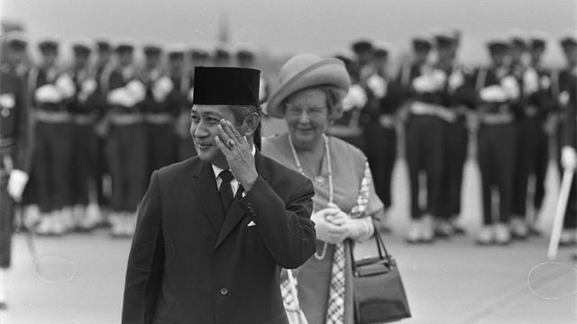 Le président indonésien Suharto lors d'une visite officielle aux Pays-Bas en 1970. Derrière lui, la reine Juliana. [© Koch, Eric / Anefo]