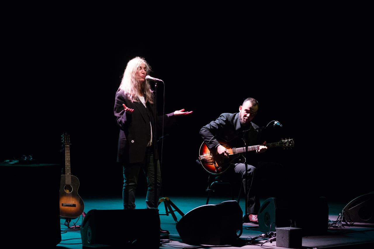 Patti Smith sur la scène de l'Alhambra, à Genève, le 11 février 2017. [Antigel/Maude Haenni]