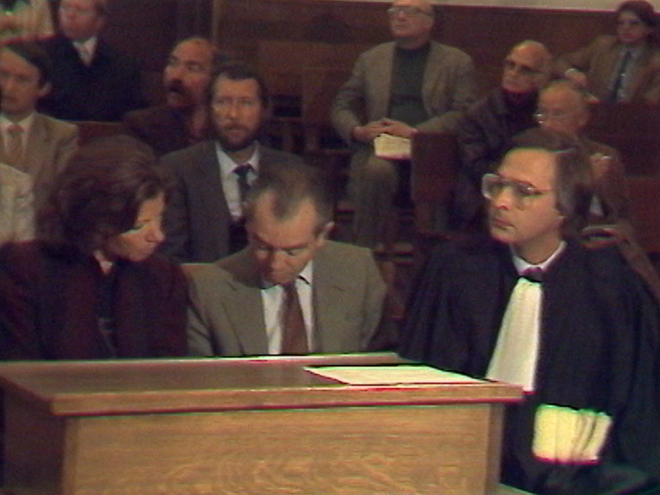Marc Bonnant, avocat de la partie civile, et les parents de Graziella Ortiz à l'ouverture du procès de 1982. [RTS]