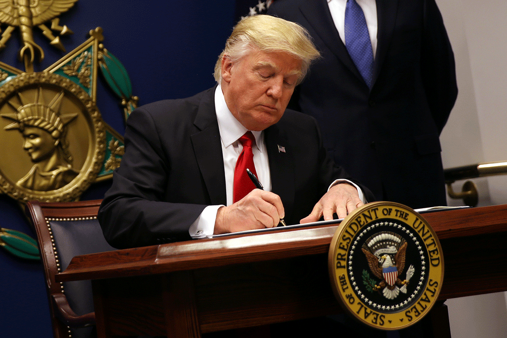 Donald Trump subit son premier revers juridique avec son décret anti-immigration. [Reuters - Carlos Barria]