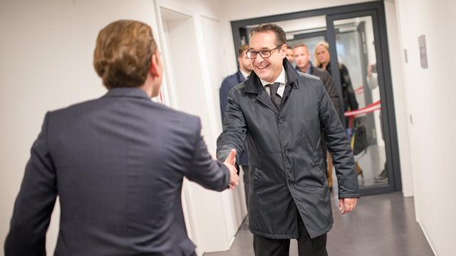 Le leader du FPÖ Heinz-Christian Strache (à droite) accueilli samedi par le probable futur chancelier autrichien Sebastian Kurz. [Keystone - EPA]