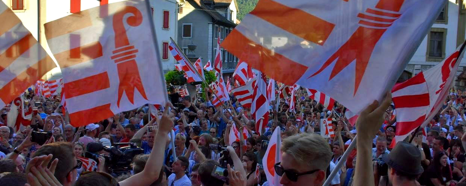 La Rauracienne chantée dans les rues de Moutier, le 18 juin 2017. [RTS - Gaël Klein]