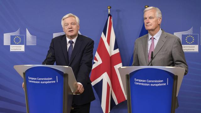 Le négociateur en chef européen Michel Barnier et le secrétaire d'Etat britannique David Davis à Bruxelles, 17.07.2017. [AP/Keystone - Geert Vanden Wijngaert]