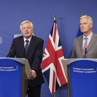 Le négociateur en chef européen Michel Barnier et le secrétaire d'Etat britannique David Davis à Bruxelles, 17.07.2017. [AP/Keystone - Geert Vanden Wijngaert]