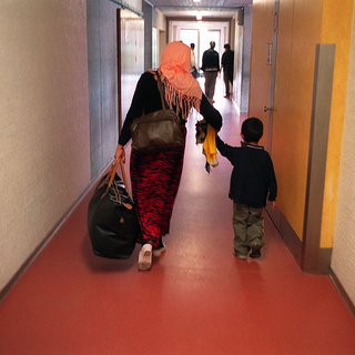Une requérante d'asile et son enfant photographiés à Bâle. [Keystone - Gaëtan Bally]