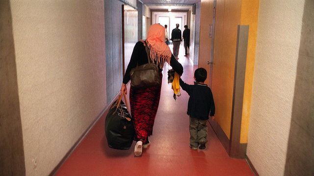Une requérante d'asile et son enfant photographiés à Bâle. [Keystone - Gaëtan Bally]