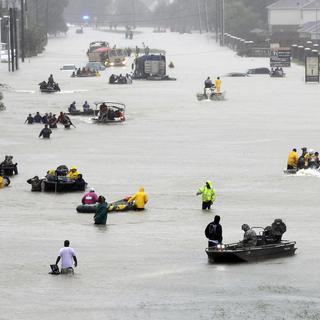 Des résidents de Houston évacués après les inondations causées par l'ouragan Harvey. [AP Photo - David J. Phillip]