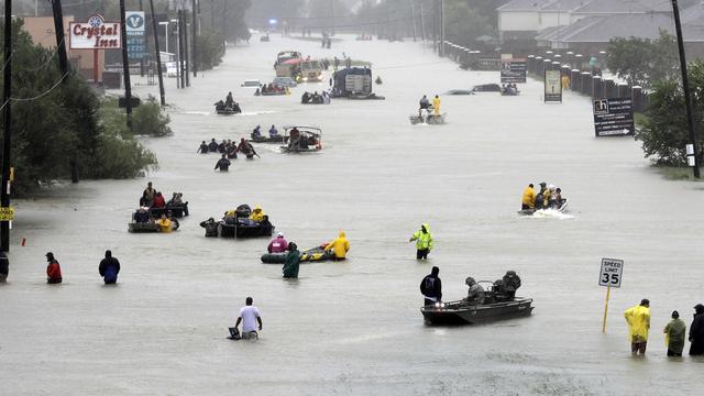 Des résidents de Houston évacués après les inondations causées par l'ouragan Harvey. [AP Photo - David J. Phillip]