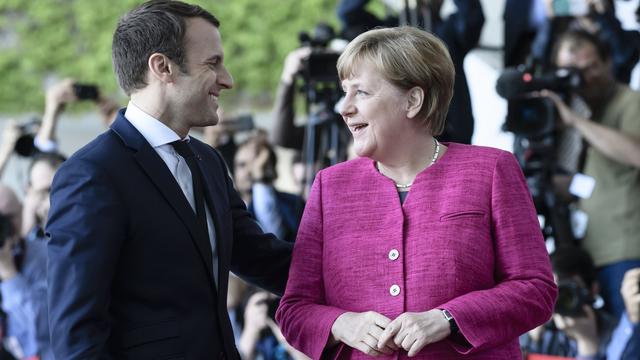 Emmanuel Macron et Angela Merkel à l'arrivée du président français à Berlin. [KEYSTONE - CARSTEN KOALL]