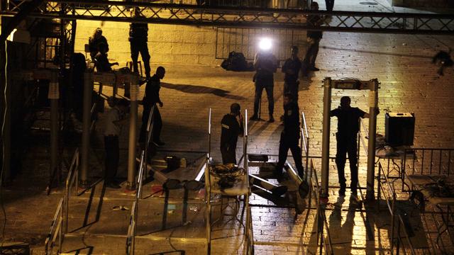 Des travailleurs ont démantelé les détecteurs de métaux en pleine nuit (de lundi à mardi) aux abords de l'Esplanade des mosquées à Jérusalem. [Keystone - Mahmoud Illean]