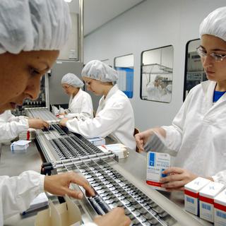 Au Brésil, la production de génériques permet l'accès à des médicaments moins chers. [Keystone - Alexandre Meneghini/ AP Photo]