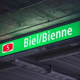 Un panneau indique la sortie de Bielé-Bienne de l'autoroute A5 dans un tunnel.