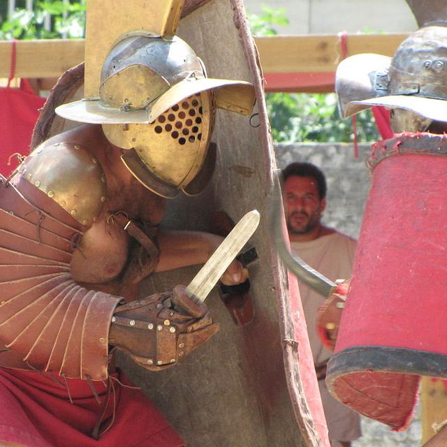 Reconstitution de combat de gladiateur dans les arènes d'Arles. [wikipedia - Martouf]