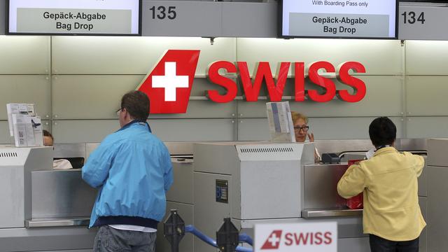Des passagers au chek-in de Swiss à l'aéroport de Zurich. [reuters - Arnd Wiegmann]