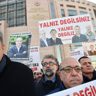 Manifestants lors de la reprise du procès Cumhuriyet à Istanbul, 25.12.2017. [AFP - Bulent Kilic]