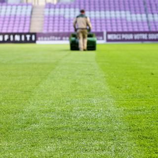 La pelouse du stade de Genève a souffert du manque d'ensoleillement. [Keystone - Martial Trezzini]