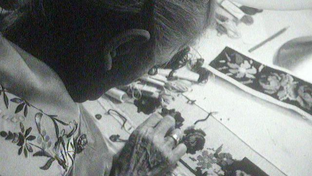 Femme brodant un ceinture d'armailli en 1968. [RTS]