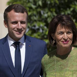 Emmanuel Macron et Doris Leuthard sur le perron de l'Elysée. [EPA/Keystone - Jan Langsdon]