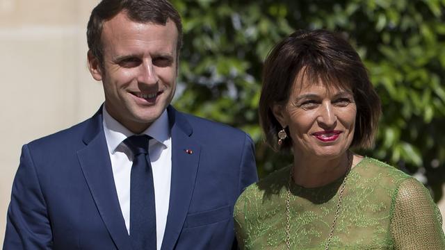 Emmanuel Macron et Doris Leuthard sur le perron de l'Elysée. [EPA/Keystone - Jan Langsdon]