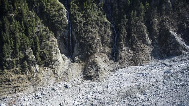 Les éboulements ont laissé des traces dans la région de Bondo (photo prise le 13 septembre). [KEYSTONE - Gian Ehrenzeller]