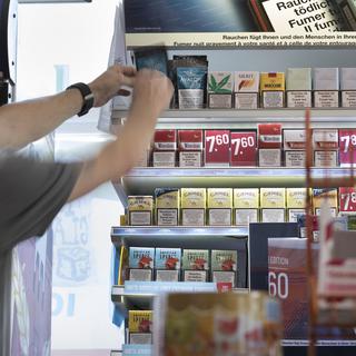 Un présentoir de paquets de cigarettes à Zurich (photo prétexte). [Keystone - Gaëtan Bally]