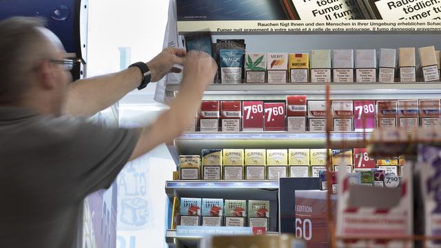 Un présentoir de paquets de cigarettes à Zurich (photo prétexte). [Keystone - Gaëtan Bally]