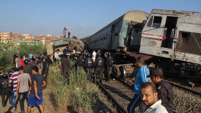 Les forces de sécurité égyptiennes inspectent le lieu de la collision à Korshid, localité proche d'Alexandrie, le 11 août 2017. [Anadolu Agency - AFP - Ahmed Abd Alkawey]