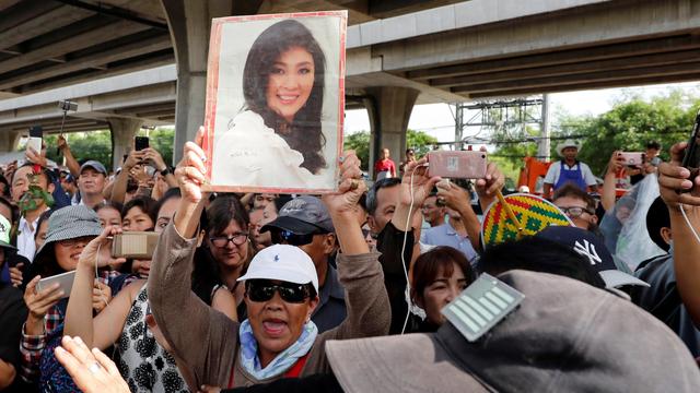 De nombreux partisans de Yingluck Shinawatra sont venus devant le tribunal, vendredi 25 août 2017. [Reuters - Jorge Silva]