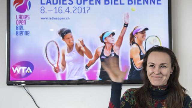 Martina Hingis devant l'affiche du nouveau tournois féminin de Bienne. [Keystone - Peter Schneider]