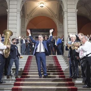 Ignazio Cassis descend triomphalement les marches du Palais fédéral. [Keystone - Marcel Bieri]