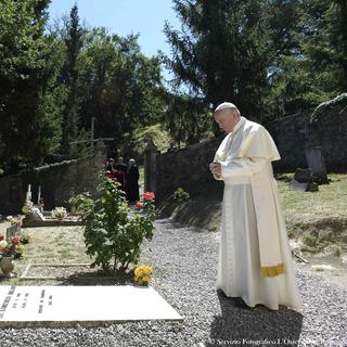 Le pape François s'est recueilli sur la tombe de deux prêtres censurés par le Vatican au 20e siècle pour avoir été trop complaisants avec les communistes. [AFP - HO / OSSERVATORE ROMANO / AFP]