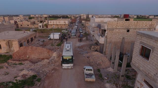 Une colonne de bus évacue des civils et des opposants de la ville de Homs. [Anadolu Agency - Jawad Al Rifai]