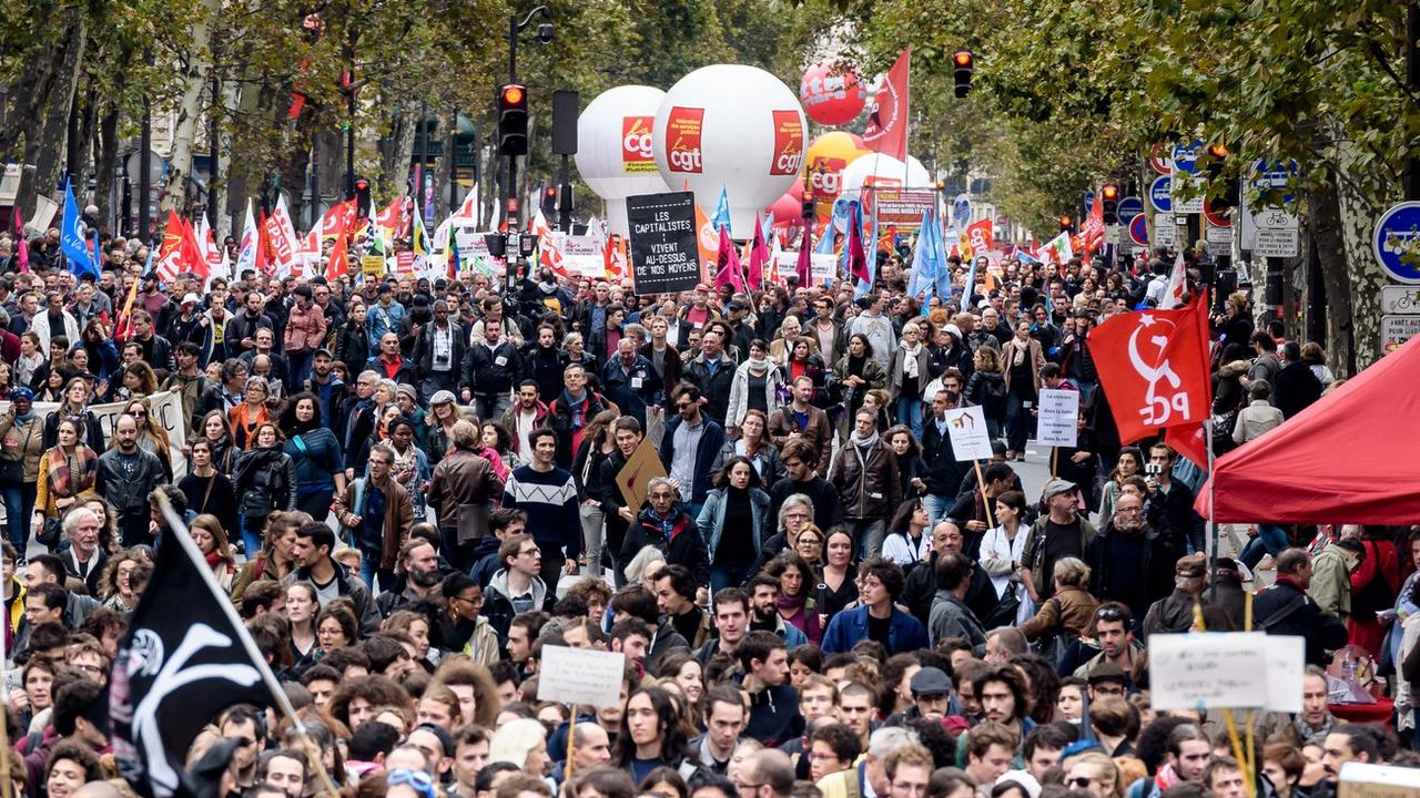 Les fonctionnaires manifestant dans les rues de Paris mardi 10 octobre 2017. [Keystone - Christophe Petit Tesson]