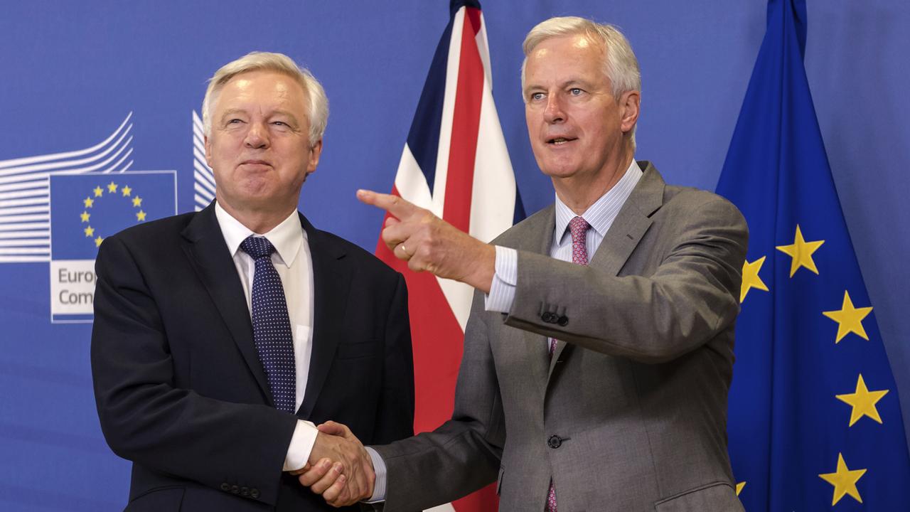 Le ministre chargé du Brexit, David Davis (gauche), et le négociateur en chef de l'UE Michel Barnier. [Keystone - AP Photo/Geert Vanden Wijngaer]