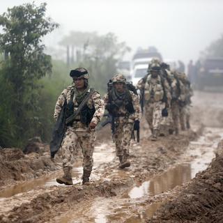 Des soldats arrivent pour garder un des camps de démobilisation des ex-guérilleros des Farc. [Keystone - Fernando Vergara]