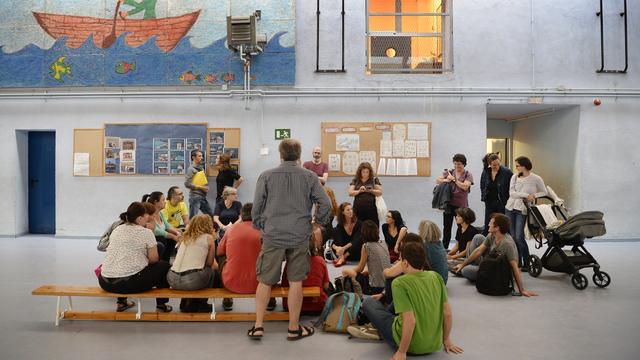 Des parents d'élèves occupent une école qui doit servir de bureau de vote dimanche. [AFP - Josep LAGO]