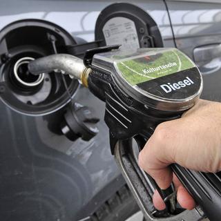 Un conducteur fait le plein de son véhicule à carburant diesel. [Keystone - Uwe Lein]